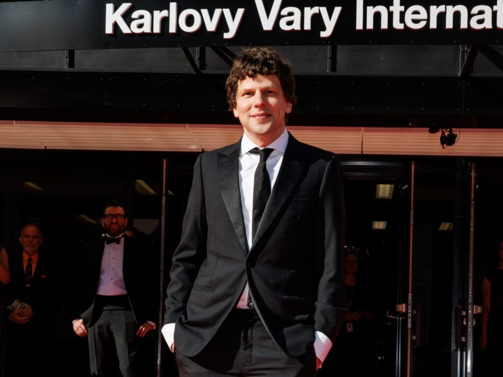 Jesse Eisenberg recibirá la ciudadanía polaca: “Deseo dedicar más tiempo de mi vida y mi carrera a trabajar en Europa”