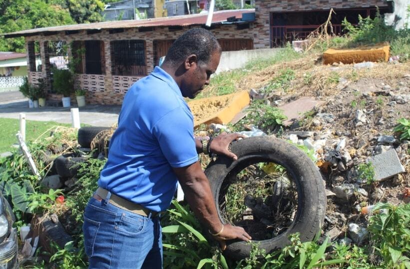 La eliminación de los posibles criaderos del mosquito transmisor del dengue es una tarea que involucra a la población. (Minsa)