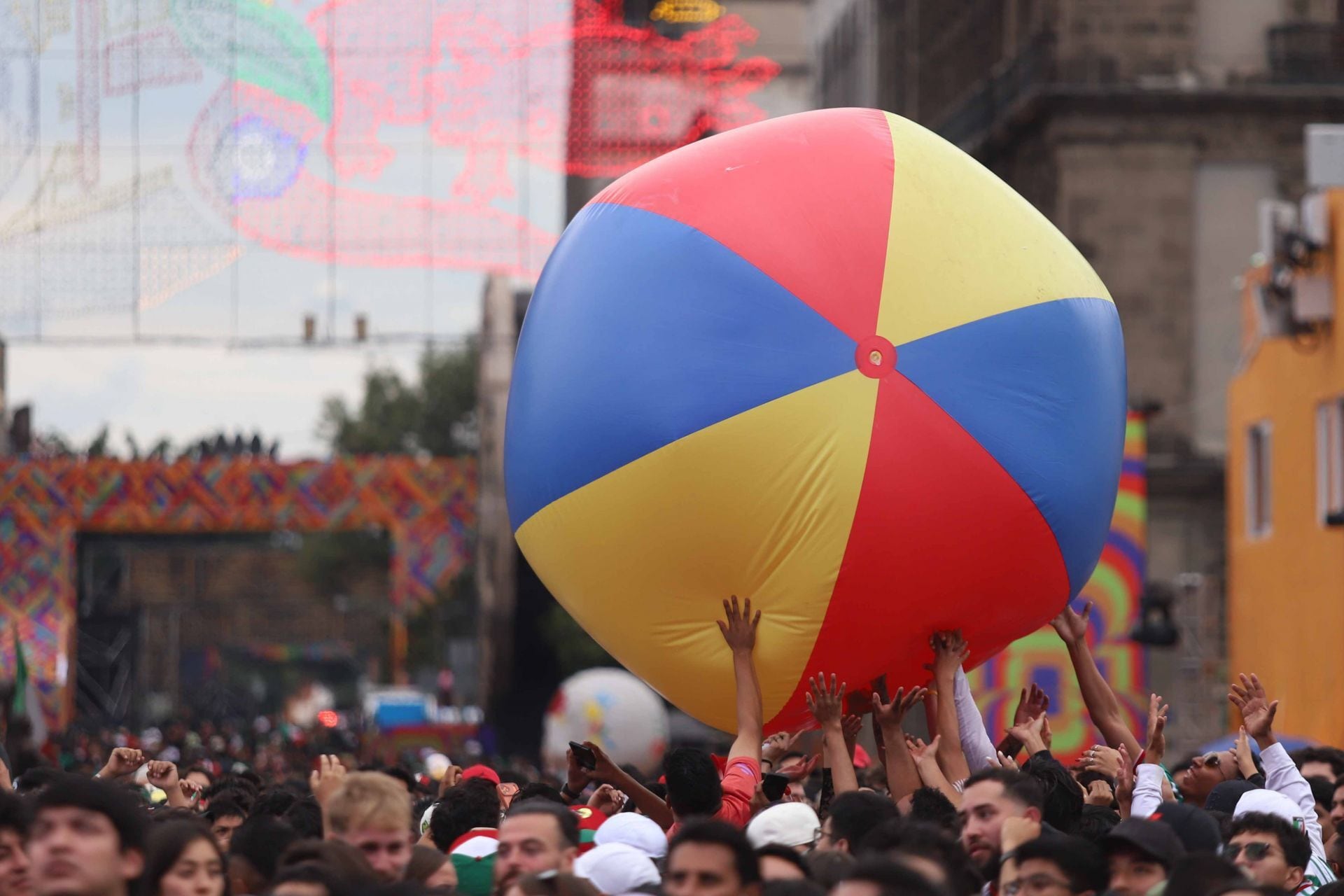 La eliminación de México no apagó la fiesta mundialista en la capital: el Fan Festival del Zócalo y los festivales de las alcaldías seguirán proyectando en pantallas gigantes todos los duelos del Mundial 2026 hasta el 19 de julio, sin costo para el público. FOTO: GRACIELA LÓPEZ/CUARTOSCURO.COM