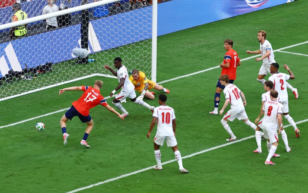 Noruega - Inglaterra, el partido de cuartos de final del Mundial 2026 en directo | El VAR anula un tanto para los noruegos por falta de Haaland y el encuentro continúa en tablas