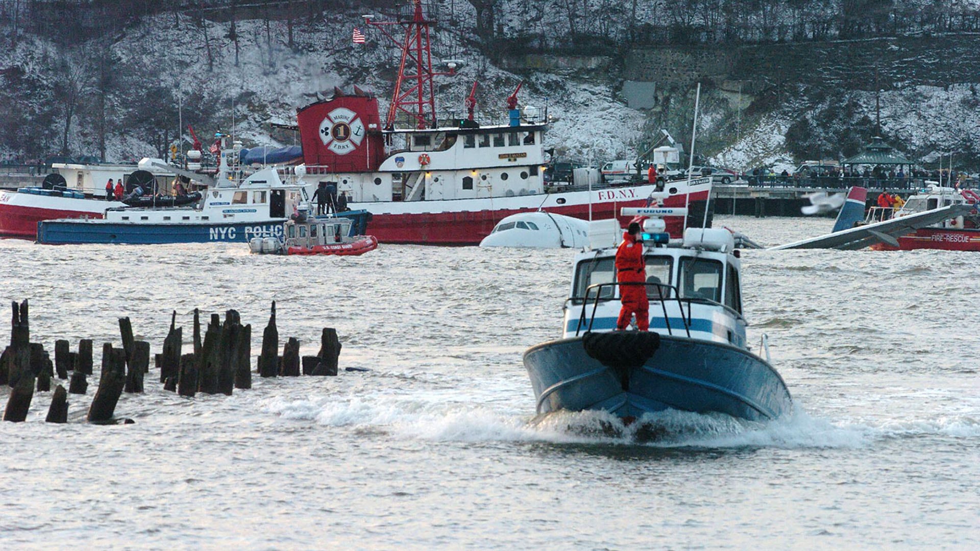 Equipos de emergencia rodean el avión de US Airways que amerizó en el río Hudson tras despegar de LaGuardia, el 15 de enero de 2009, en Manhattan, Nueva York (Credit: Thomas Monaster/New York Daily News/TNS/Alamy Live News - Grosby).
