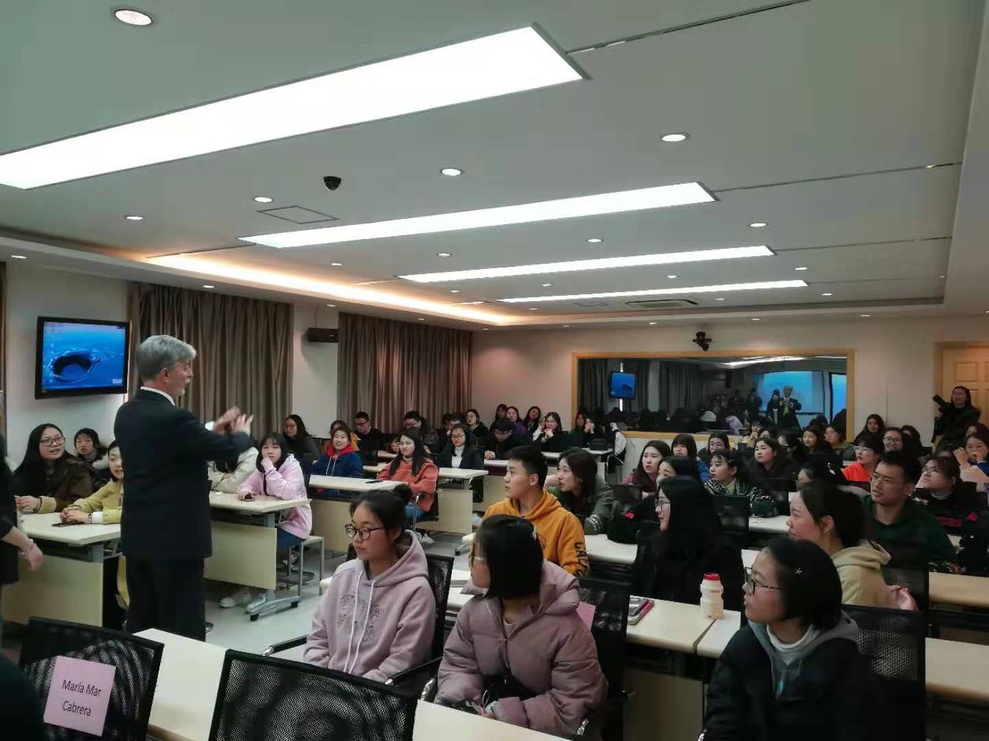 El alcalde de Zaragoza con estudiantes de español en China (Ayuntamiento de Zaragoza/Europa Press)