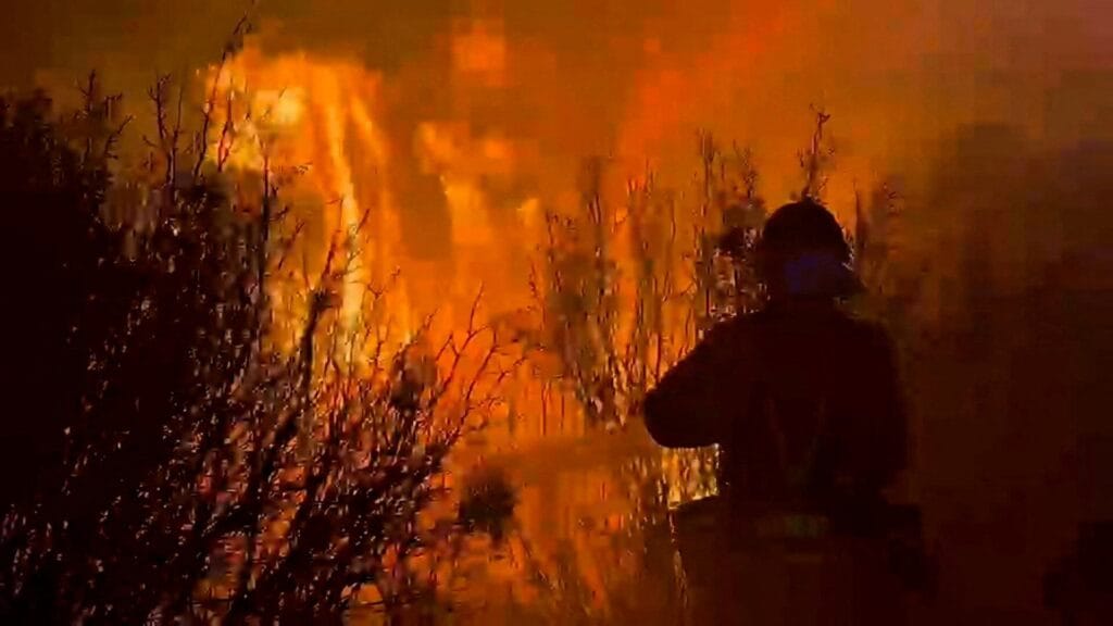 Última hora de los incendios forestales, en directo | Tres incendios activos queman casi 15.000 hectáreas en Zaragoza, Guadalajara y la Comunidad de Madrid