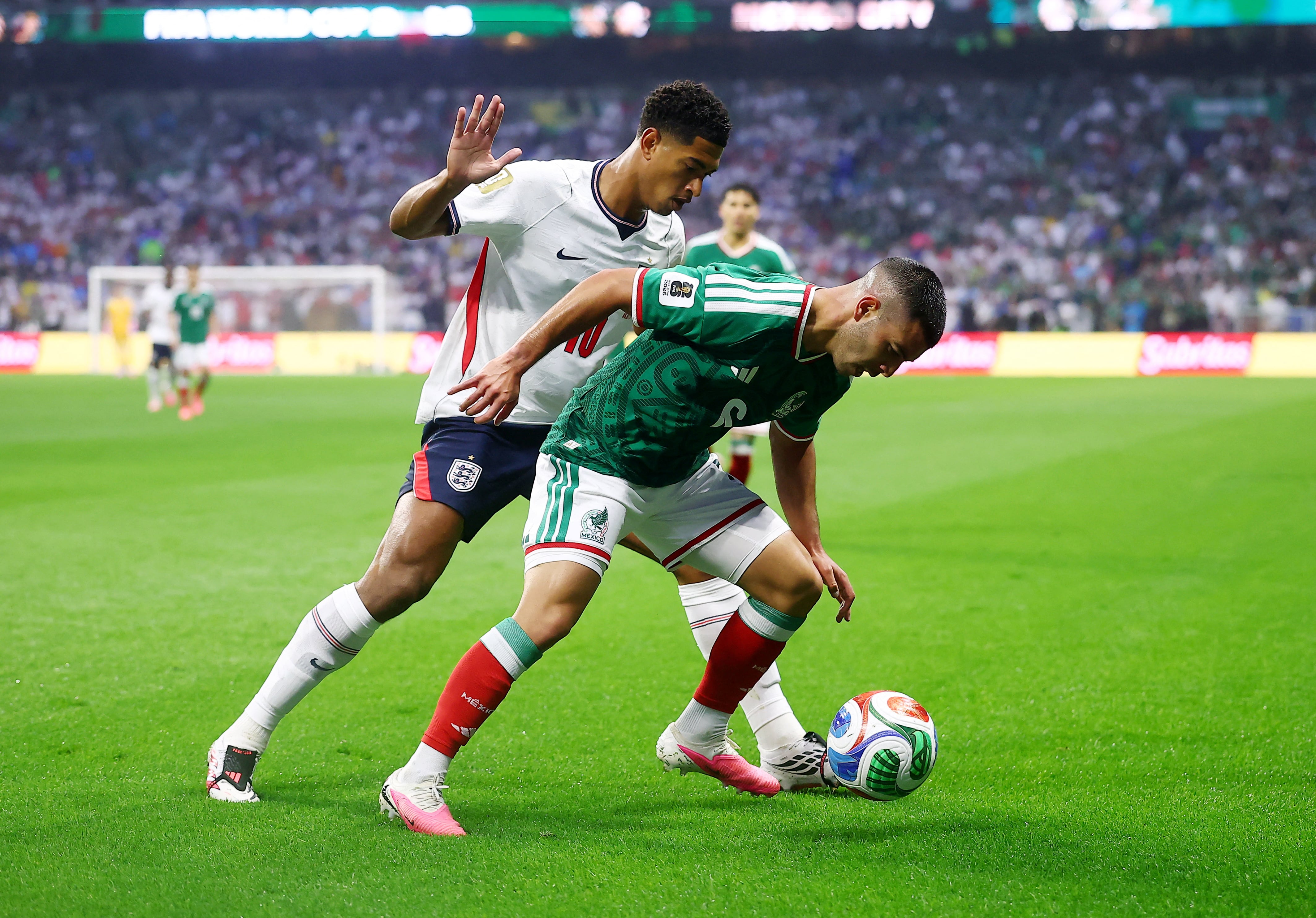Lira y Bellingham elogiaron el gran nivel y capacidad del otro tras el México vs Inglaterra. REUTERS/Eloisa Sanchez