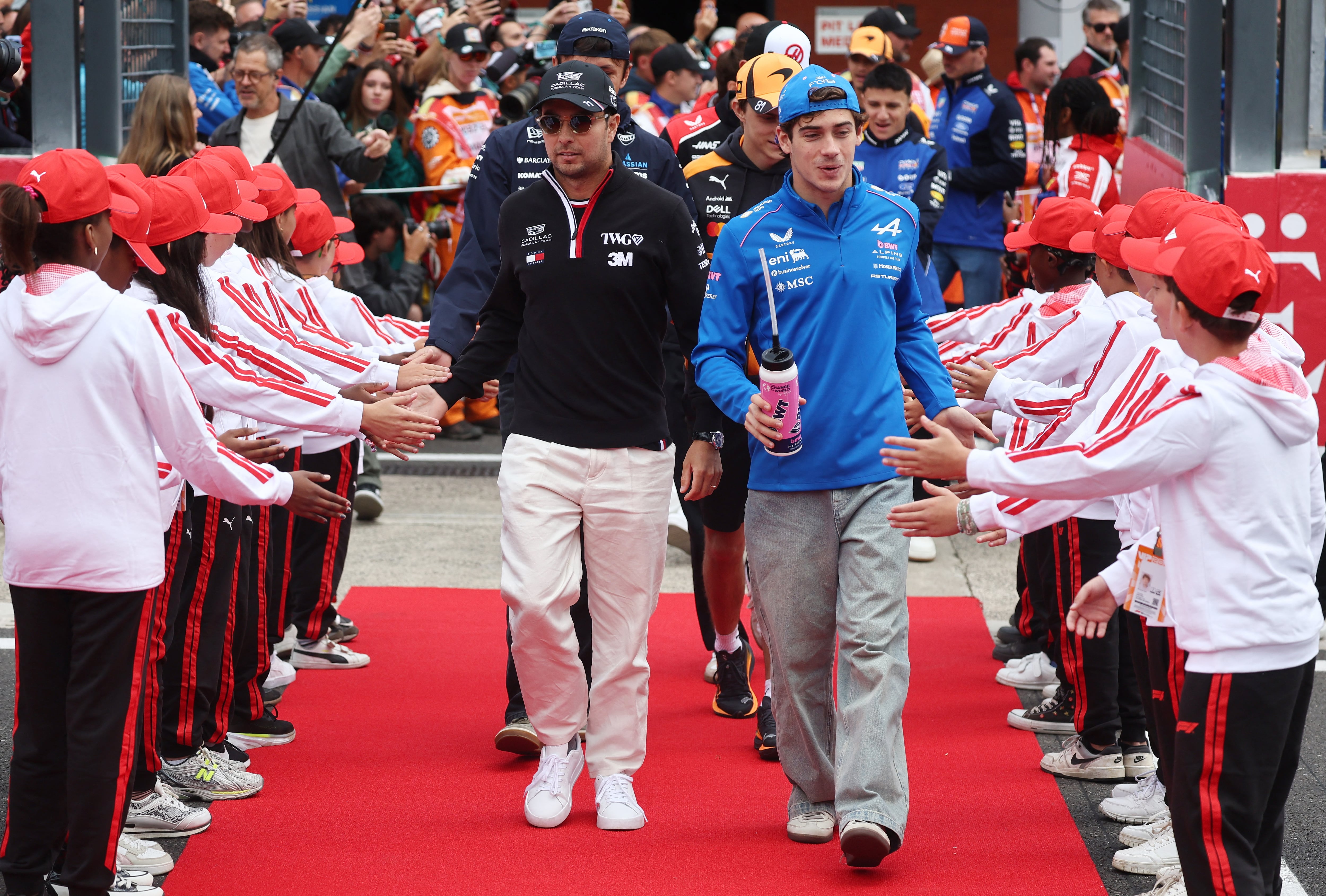 Checo Pérez y Franco Colapinto (Foto: Reuters/Jakub Porzycki)