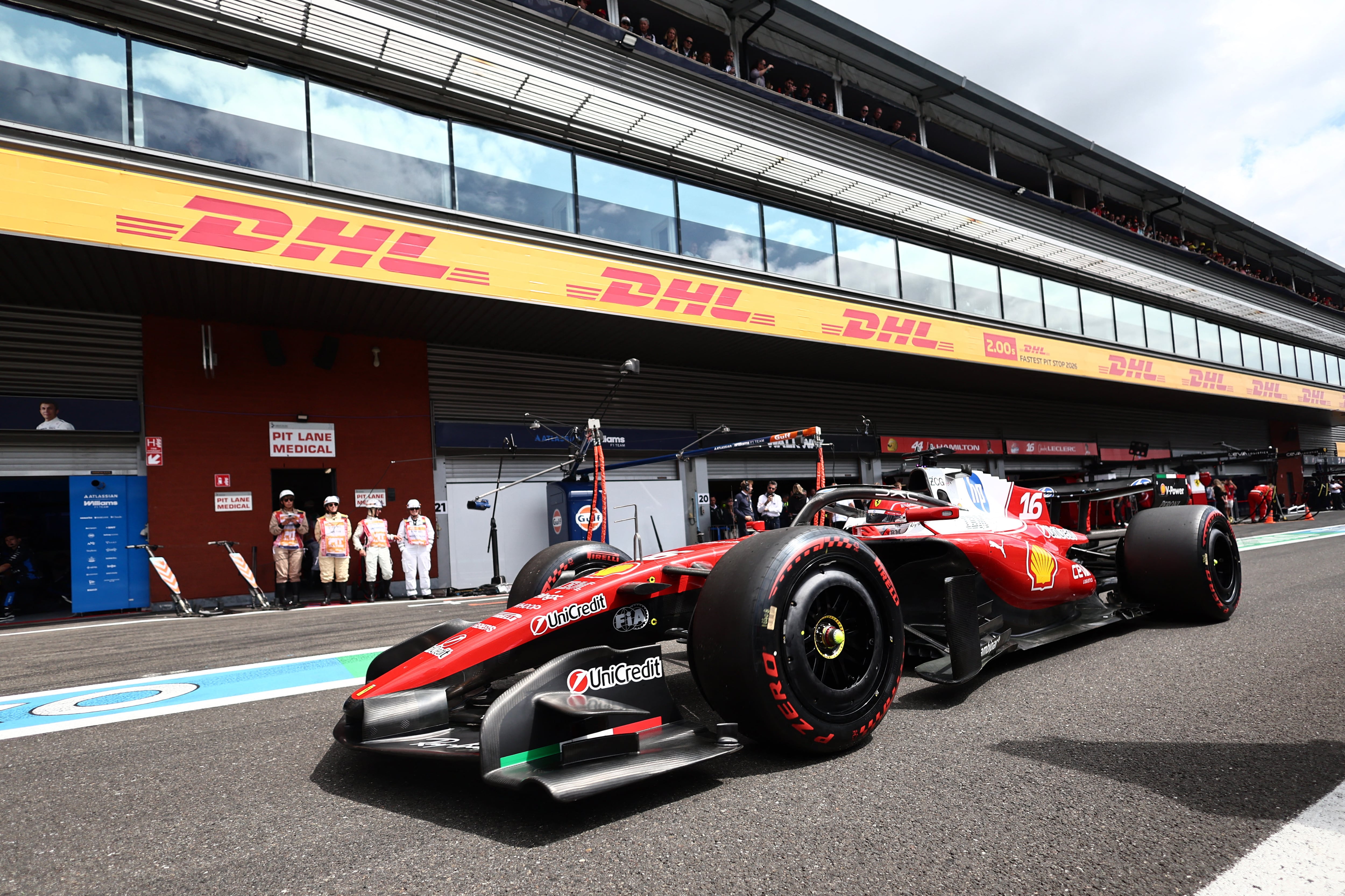 La Ferrari de Charles Leclerc rumbo a la pista (Foto: Reuters/Jakub Porzycki)