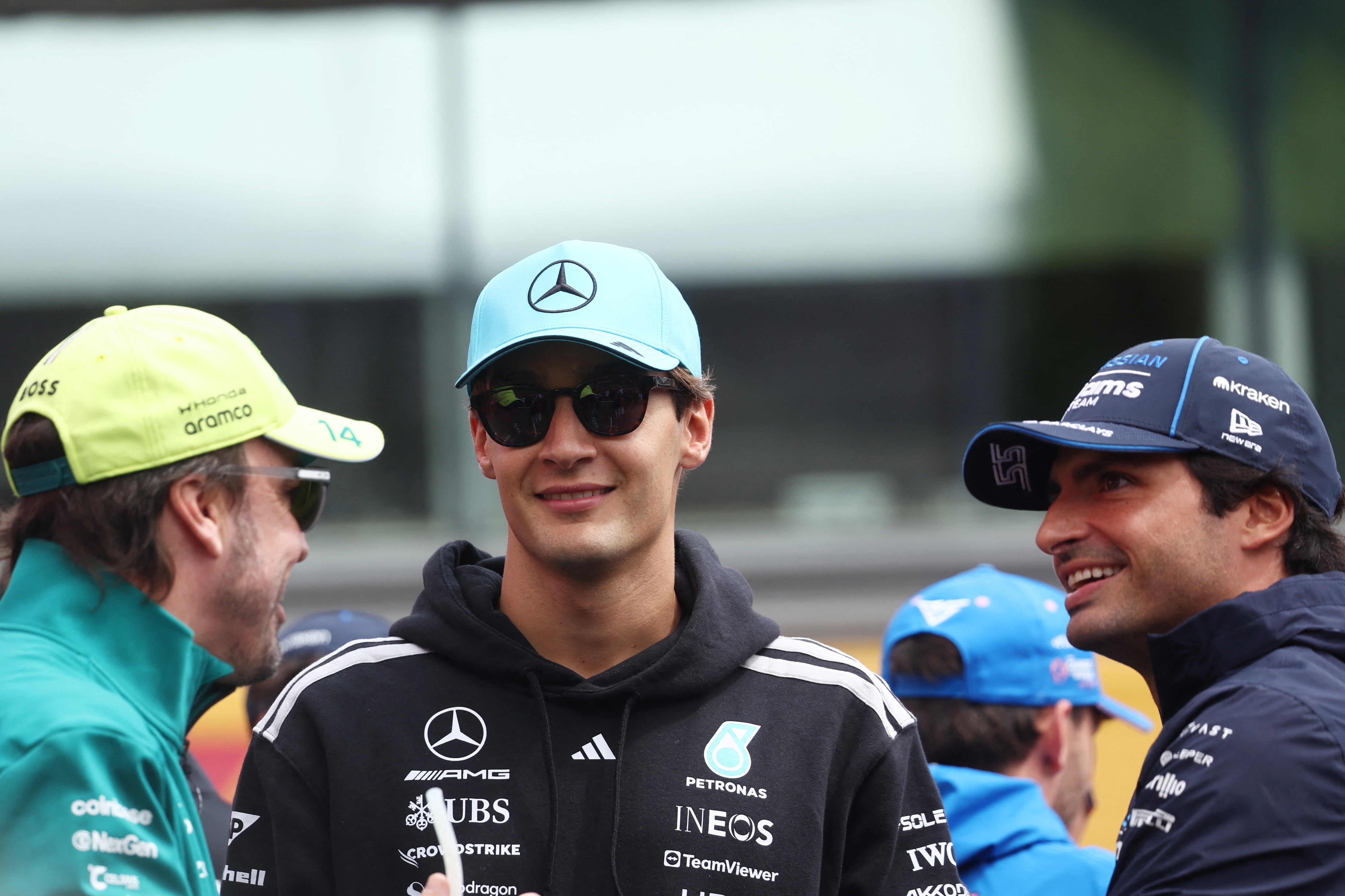 Fernando Alonso, George Russell y Carlos Sainz  (Foto: Reuters/Jakub Porzycki)