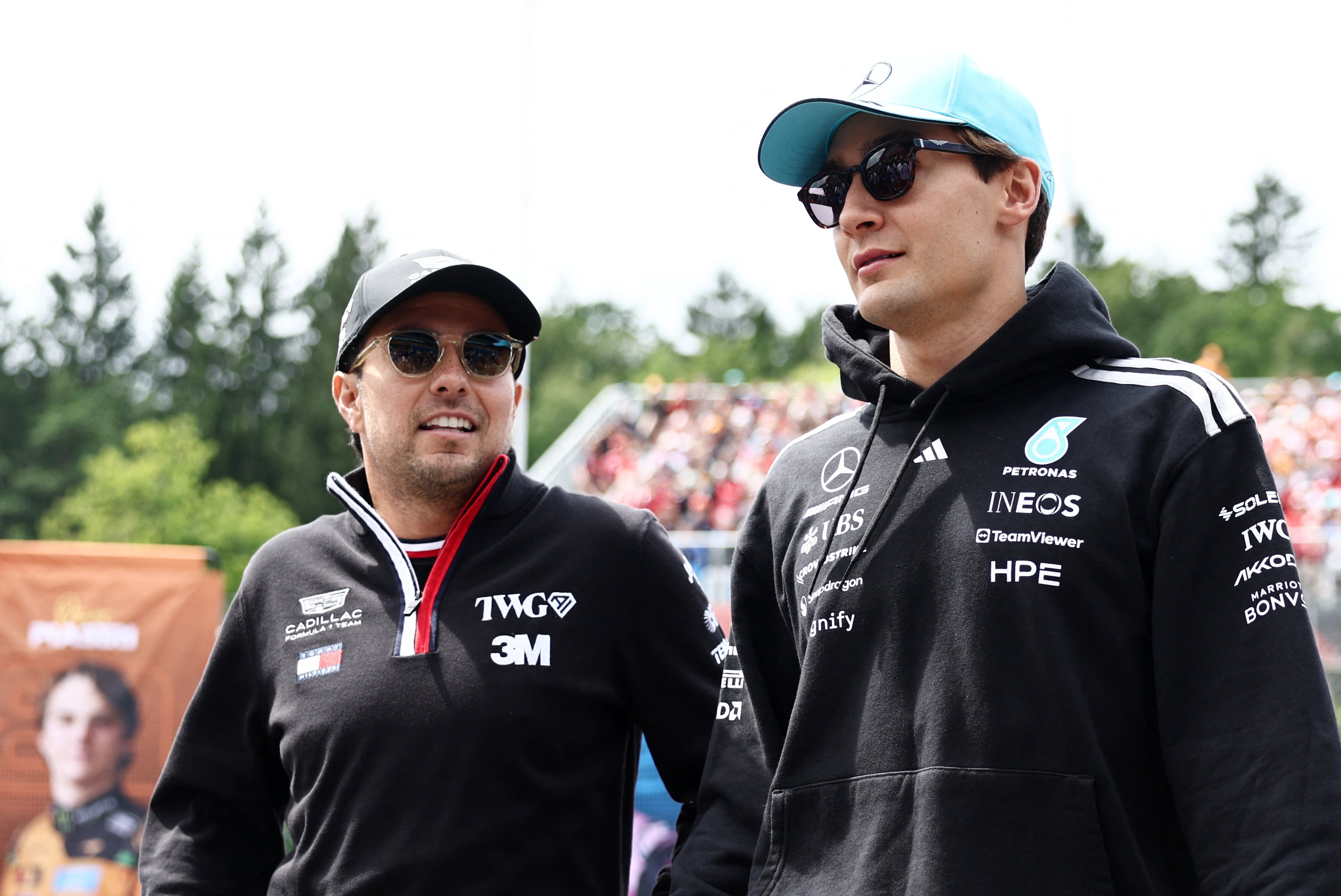 Checo Pérez y Russell (Foto: Reuters/Jakub Porzycki)