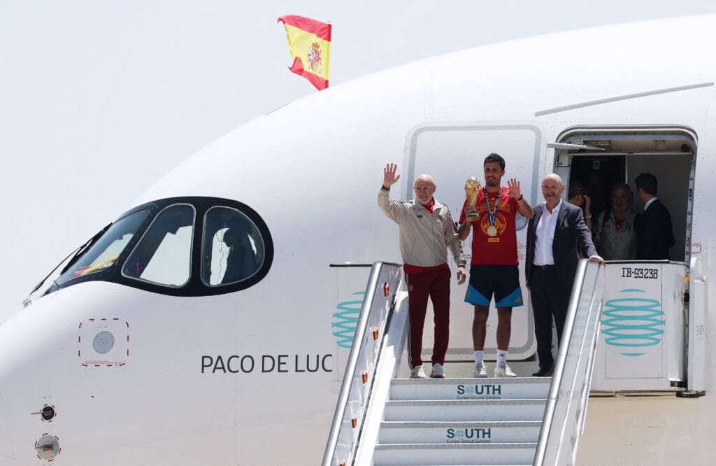 Las celebraciones de los campeones del mundo, en directo | La selección española llega a Madrid y celebrará esta tarde el triunfo con autoridades y aficionados