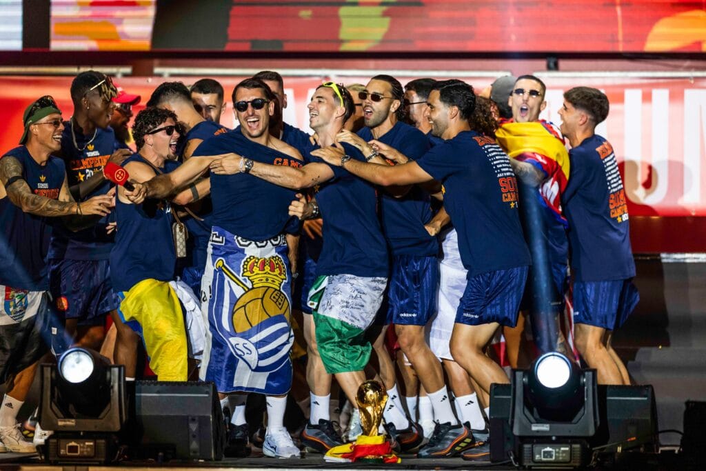 Los futbolistas de la selección española celebran en Cibeles la victoria en el Campeonato del Mundo.