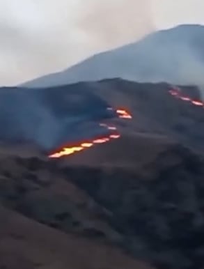 El fuego se desató este martes y fue incrementando a lo largo de la jornada (Captura de video)