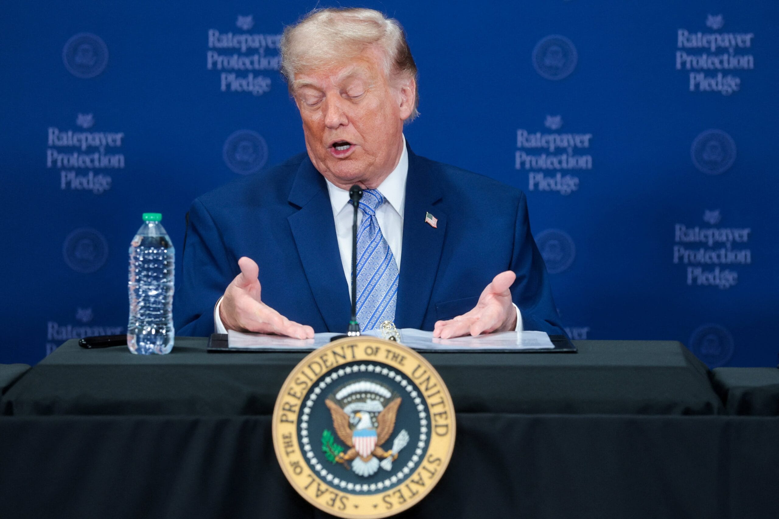 Trump impone nuevos aranceles de entre el 10% y el 12,5% a más de 60 países para mantener su muro comercial