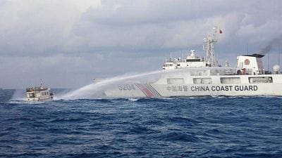 China usa cañones de agua contra barcos filipinos dos días en Scarborough Shoal