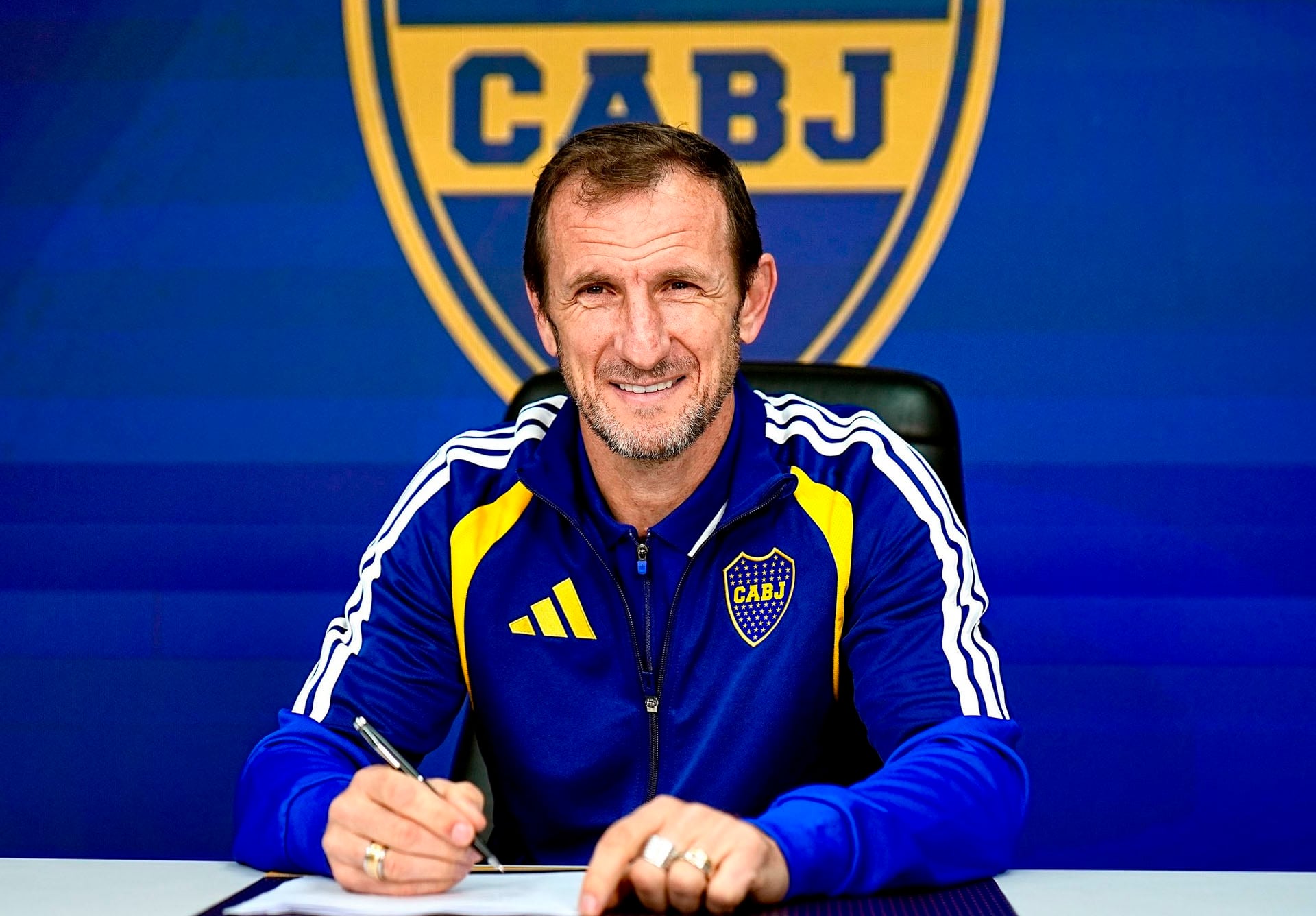 El Vasco Arruabarrena firma su contrato con Boca Juniors. Es el segundo ciclo del DT en la Ribera 