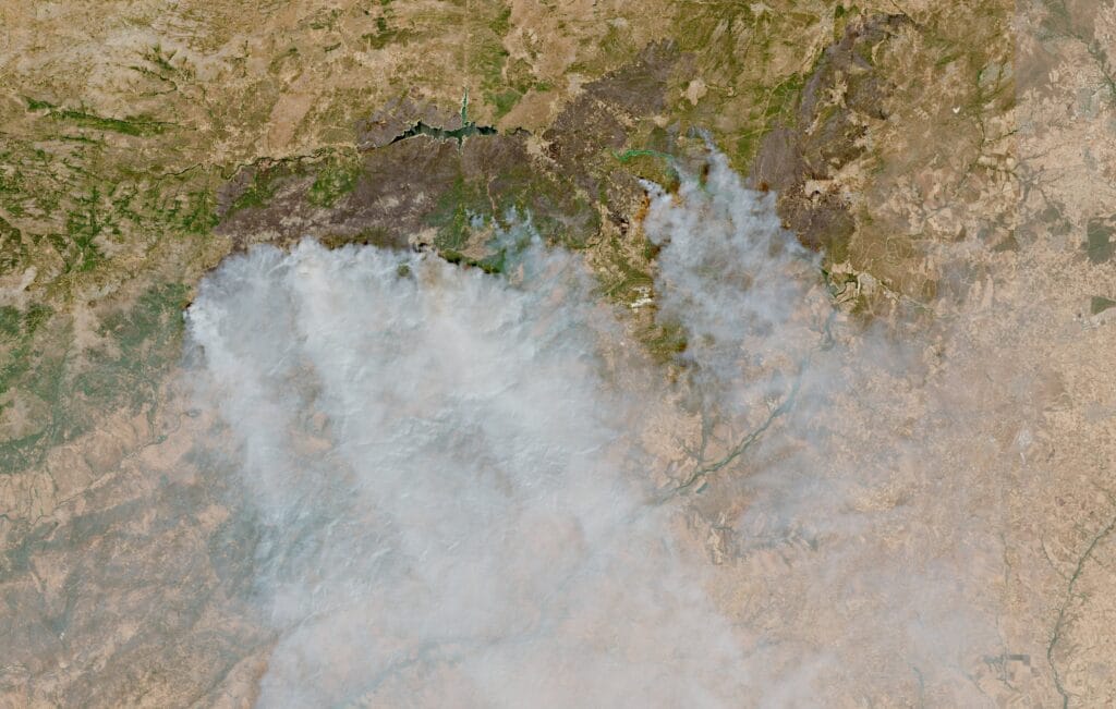 Última hora de los incendios forestales, en directo | El incendio de Madrid sigue activo mientras las labores de extinción se concentran en el embalse de San Juan