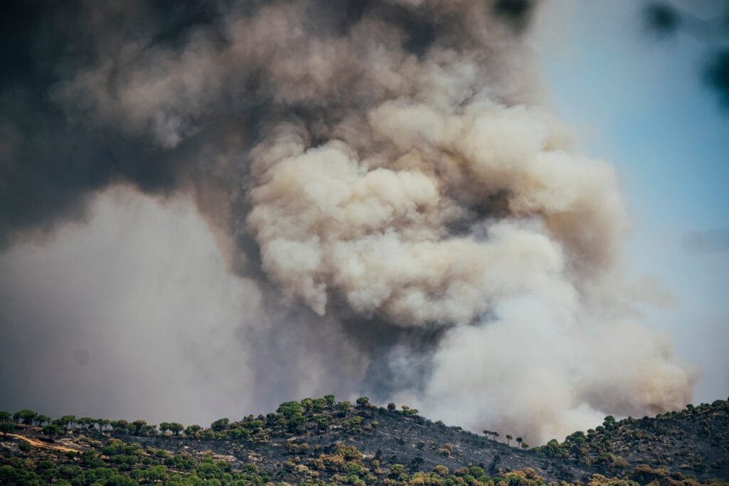 Una columna de humo sobre el monte de Navas del Rey.