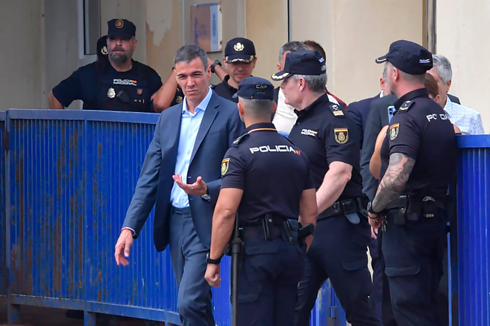 El presidente del Gobierno, Pedro Sánchez, visita la frontera de Ceuta en el Tarajal, este viernes.