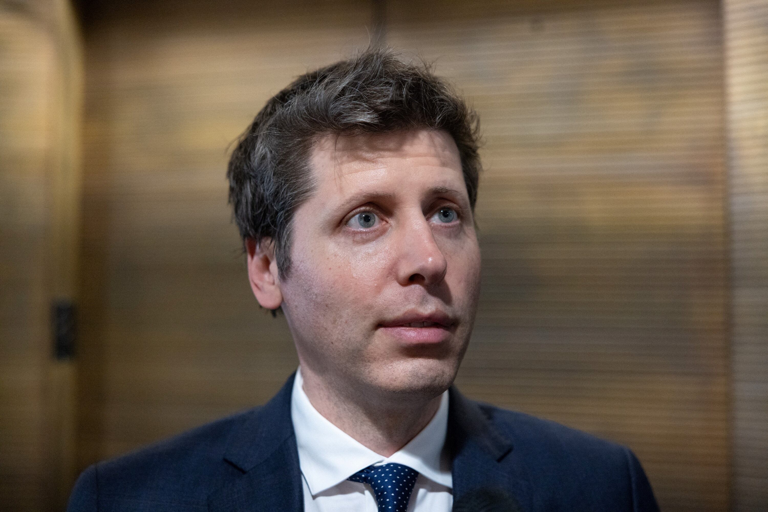 Sam Altman, director ejecutivo de OpenAI, justificó el alto consumo energético de la inteligencia artificial comparándolo con el proceso de crianza y aprendizaje de un ser humano (REUTERS/Anna Rose Layden)