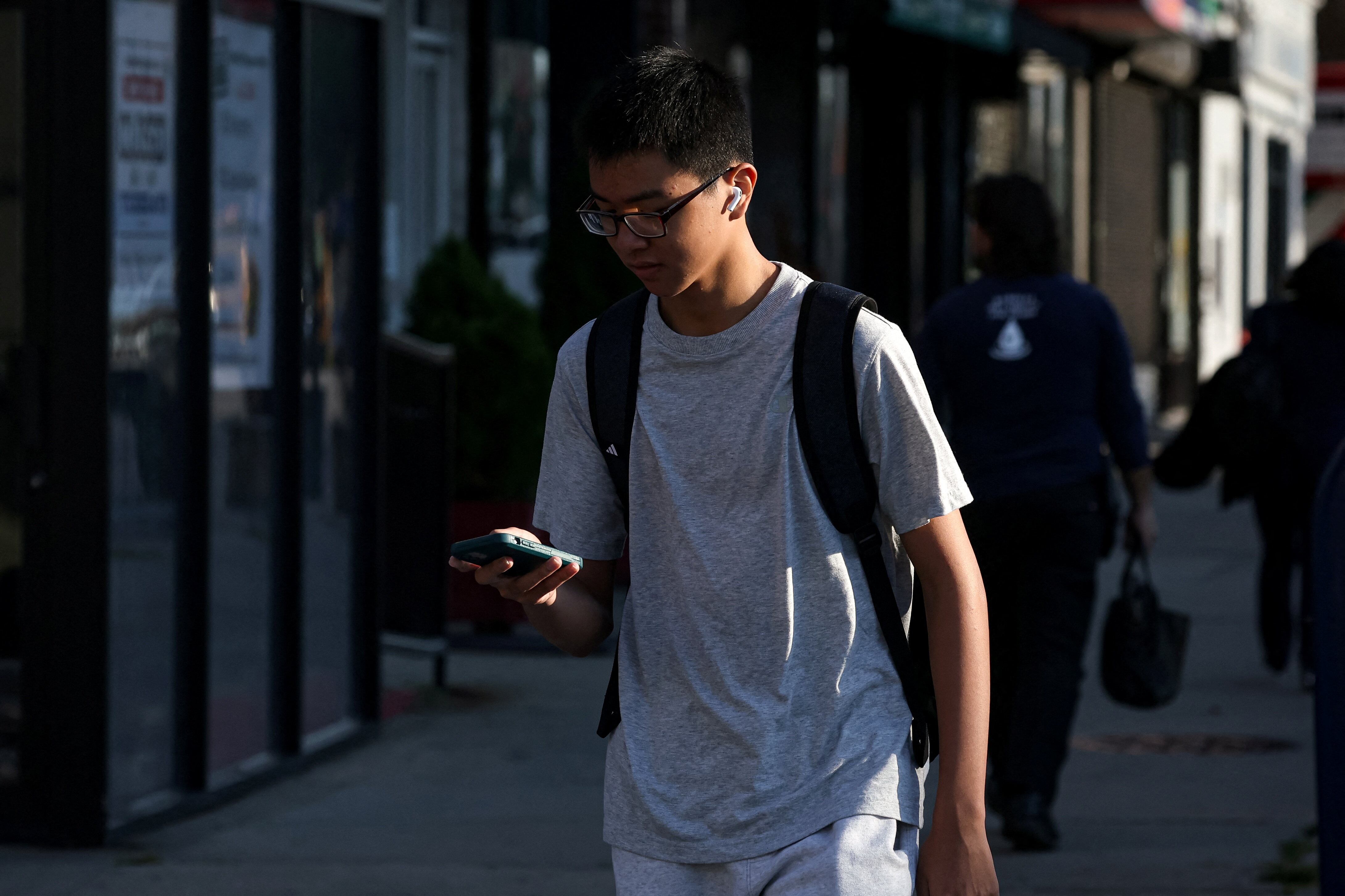 La prohibición del uso de redes sociales para menores de 16 años reúne respaldo en los principales grupos demográficos (REUTERS/Brendan McDermid).