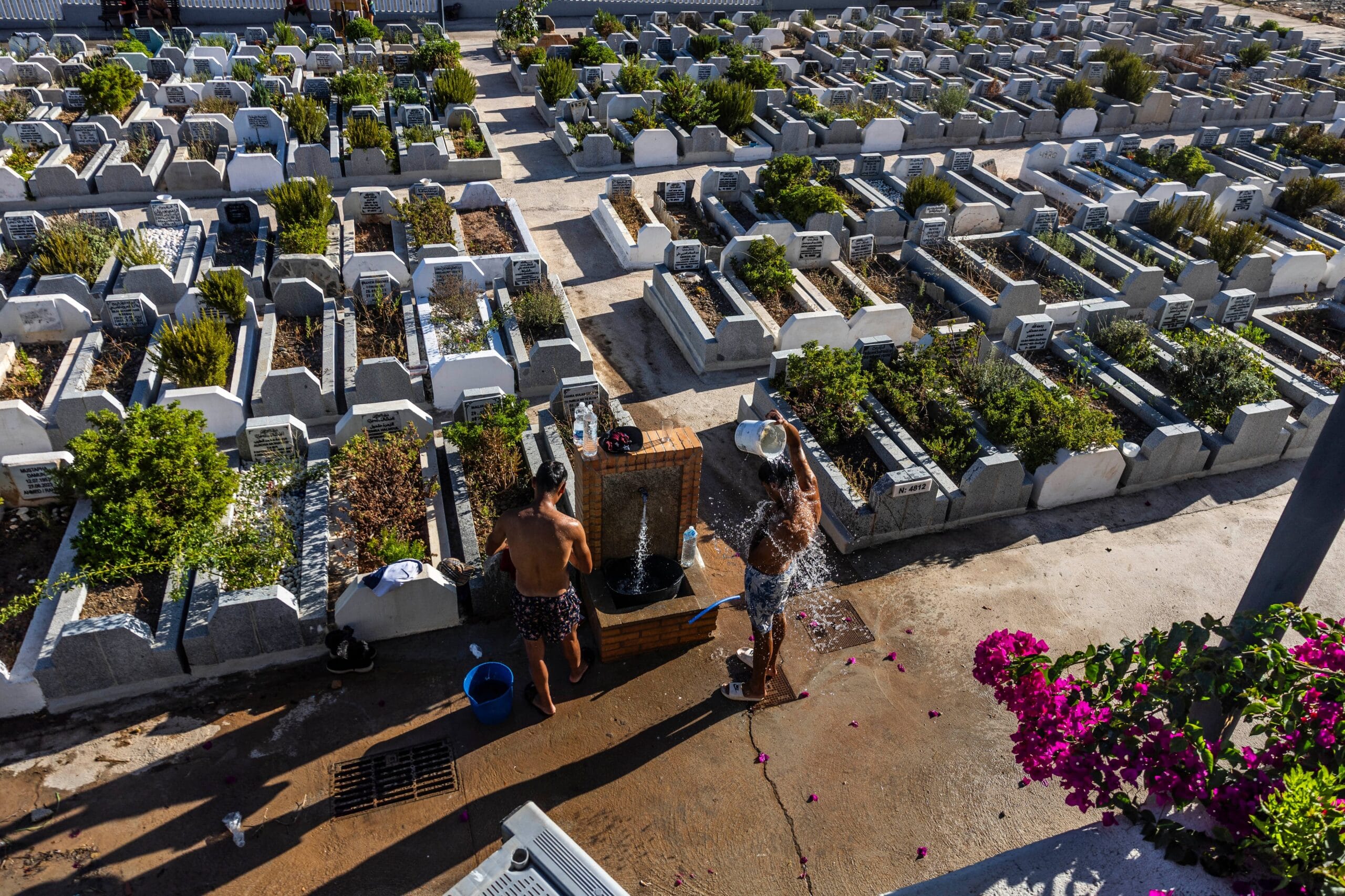 Migrantes se asean en el cementerio musulmán de Ceuta.