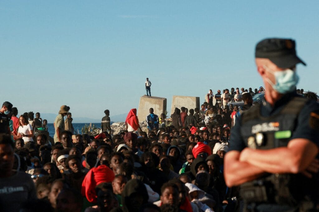 Última hora de la entrada de inmigrantes a Ceuta, en directo | El Gobierno anuncia una partida de 25 millones de euros para atender a los menores en Ceuta