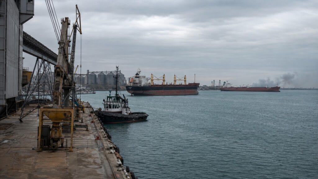 La guerra en el mar Negro golpea las rutas mundiales de cereales y de petróleo