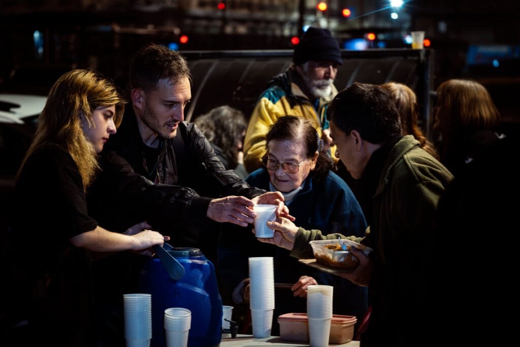 Personas se acercan a recibir la cena de 'El Repliegue' en Buenos Aires, el 17 de julio.