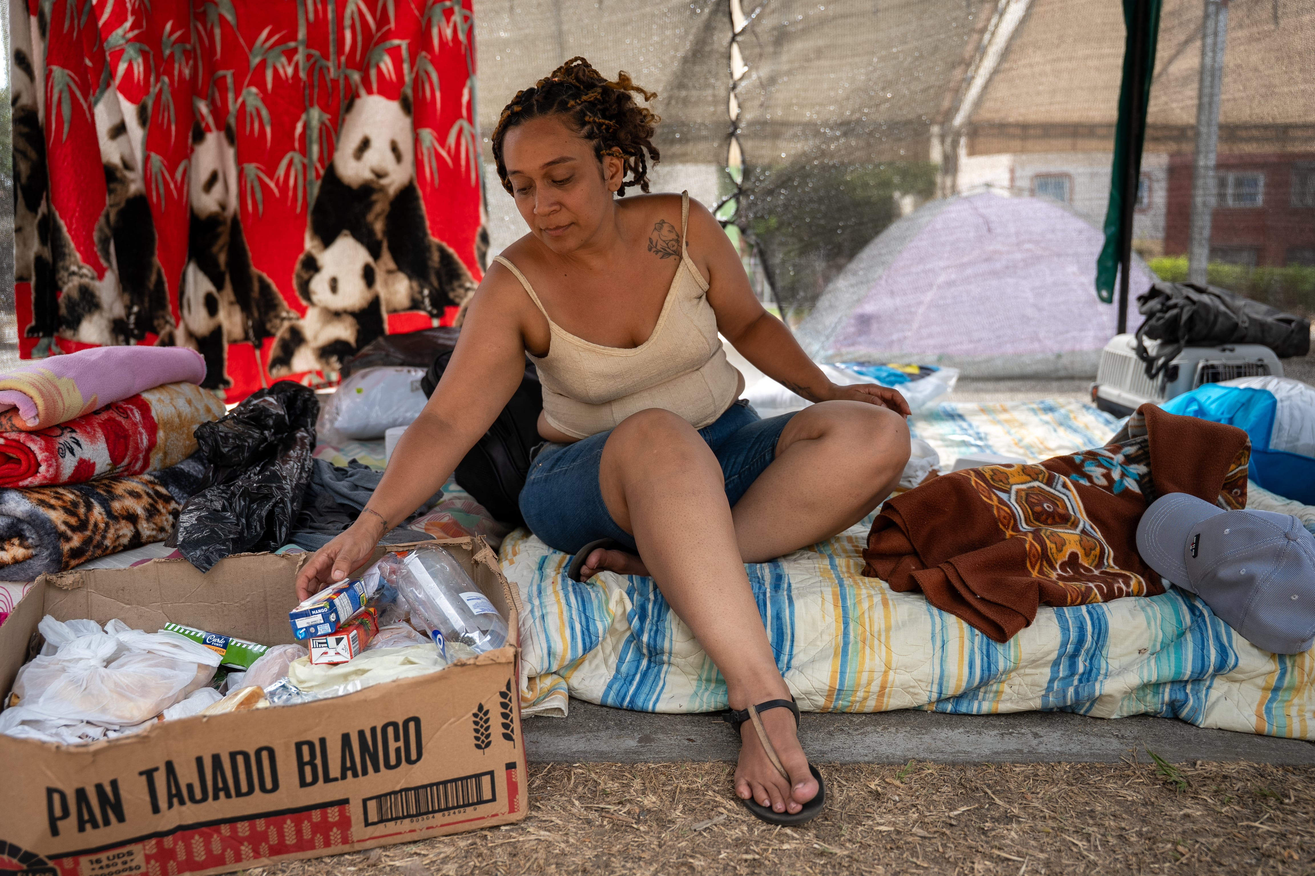 Katerine Varela en su carpa del albergue, en Cali.