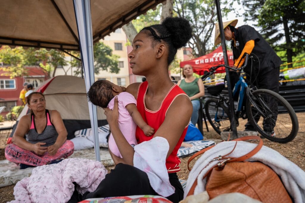 Luisa Mosquera sostiene a su hija Milagro, de 4 meses, en el albergue del barrio Chiminangos, en Cali, este miércoles.