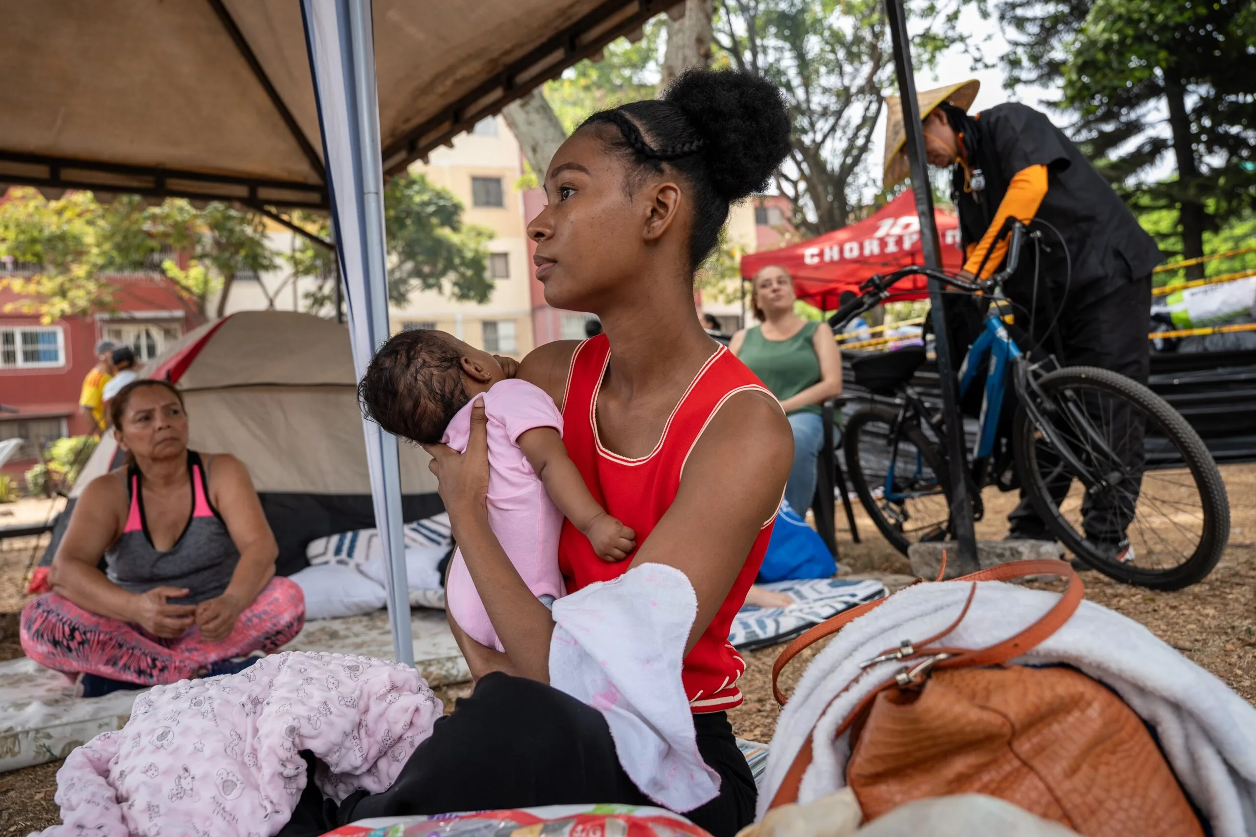 Luisa Mosquera sostiene a su hija Milagro, de 4 meses, en el albergue del barrio Chiminangos, en Cali, este miércoles.