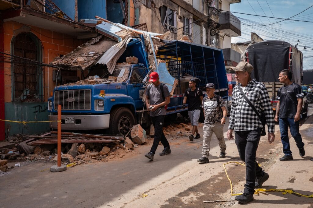 Afectaciones por le terremoto en calles de Pereira, este miércoles.
