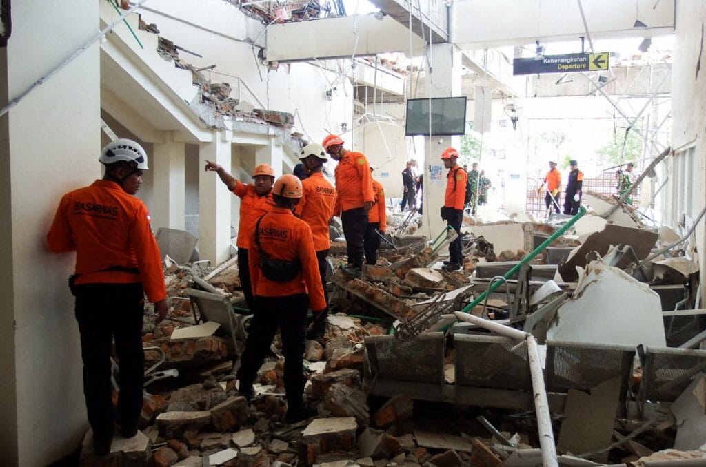 Asciende a 20 la cifra de muertos tras un terremoto de 7,7 de magnitud en Indonesia