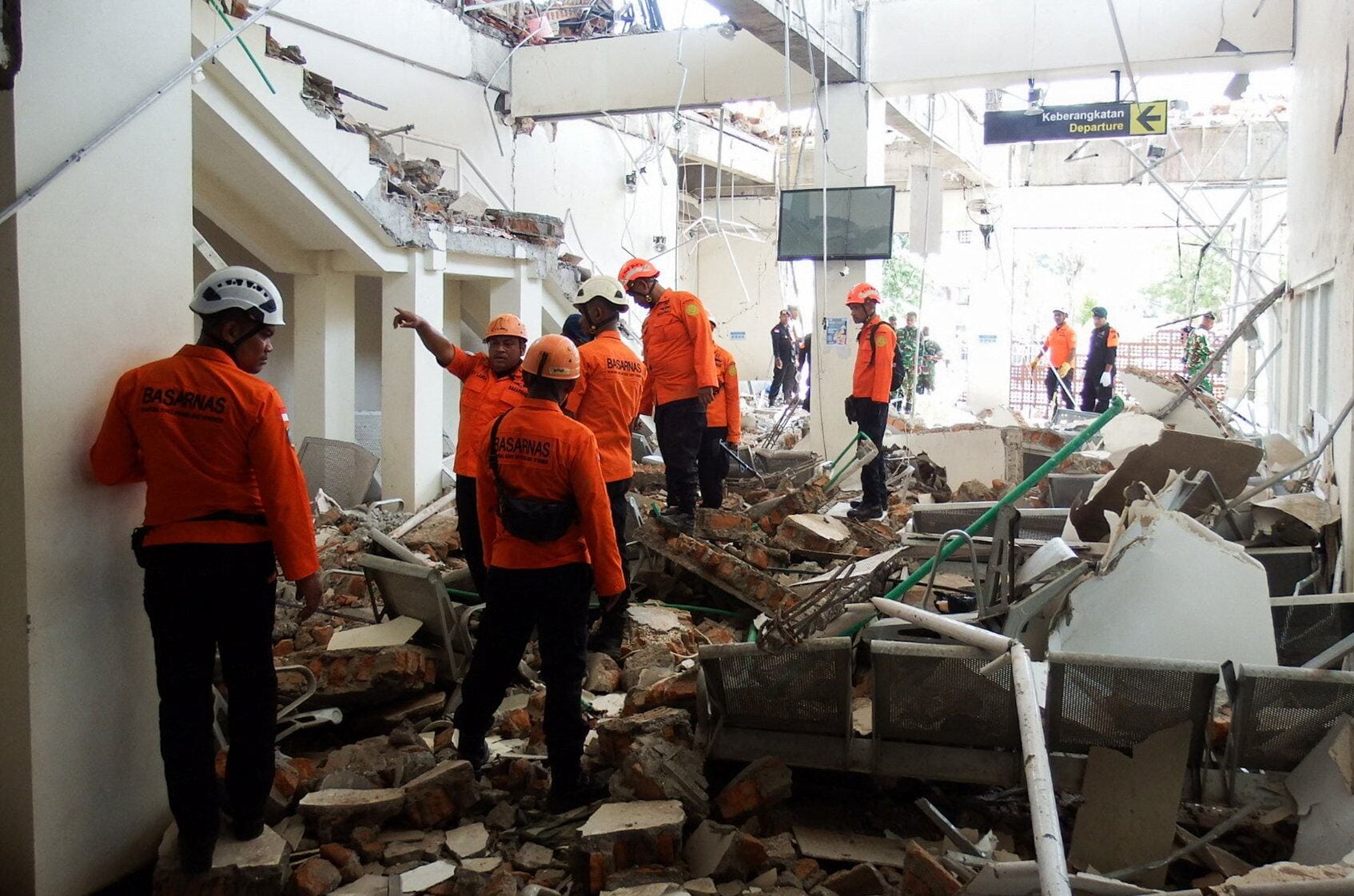 Asciende a 20 la cifra de muertos tras un terremoto de 7,7 de magnitud en Indonesia