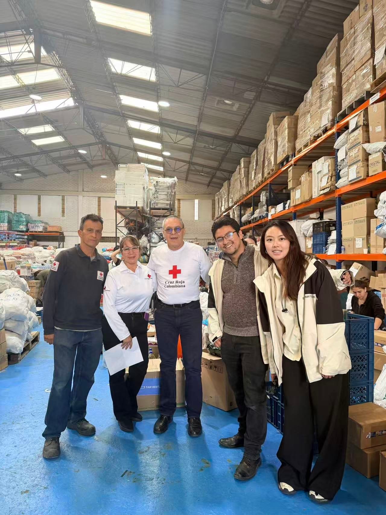 La empresa china Condor Automotor Shanying Automobile Company entregó suministros de ayuda humanitaria a la Cruz Roja para su distribución entre las comunidades afectadas por el terremoto en Colombia - crédito @zhu_jingyang
