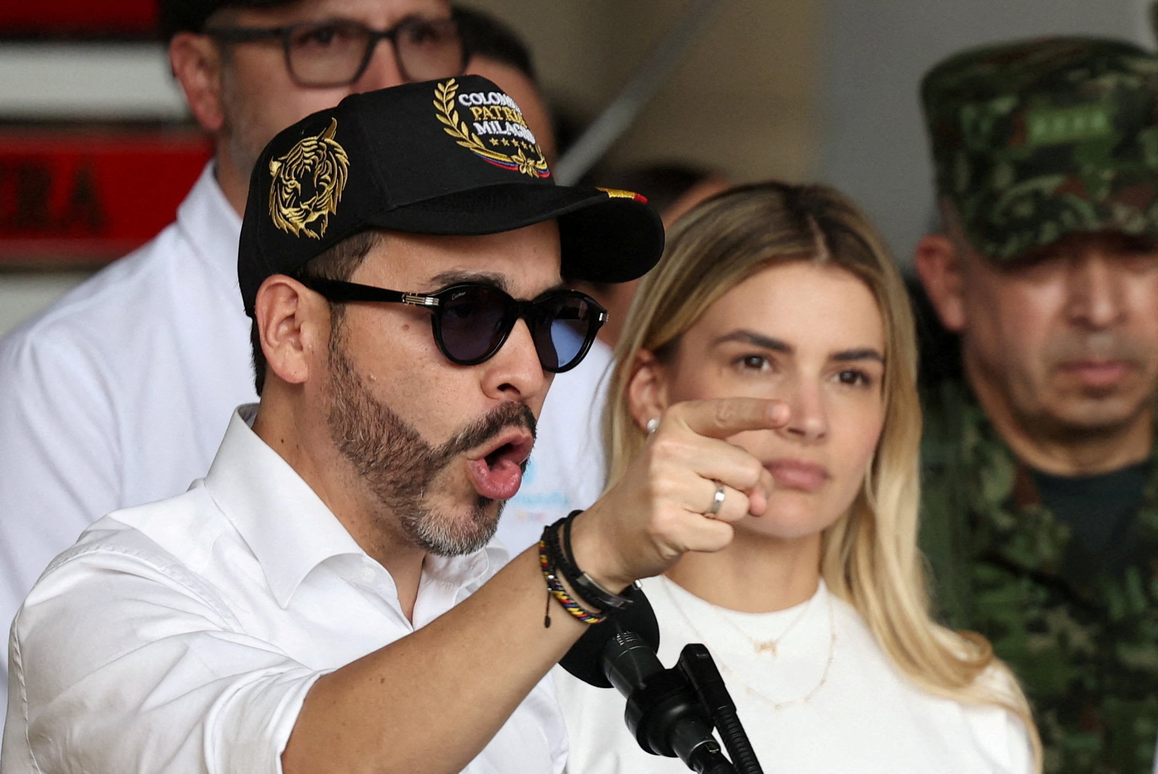 El presidente de Colombia, Abelardo De La Espriella, señala mientras habla con los medios de comunicación en un parque de bomberos, junto a su esposa, Ana Lucía Pineda, tras el terremoto ocurrido en Pereira, Colombia, 14 de agosto, 2026. REUTERS/Luisa González