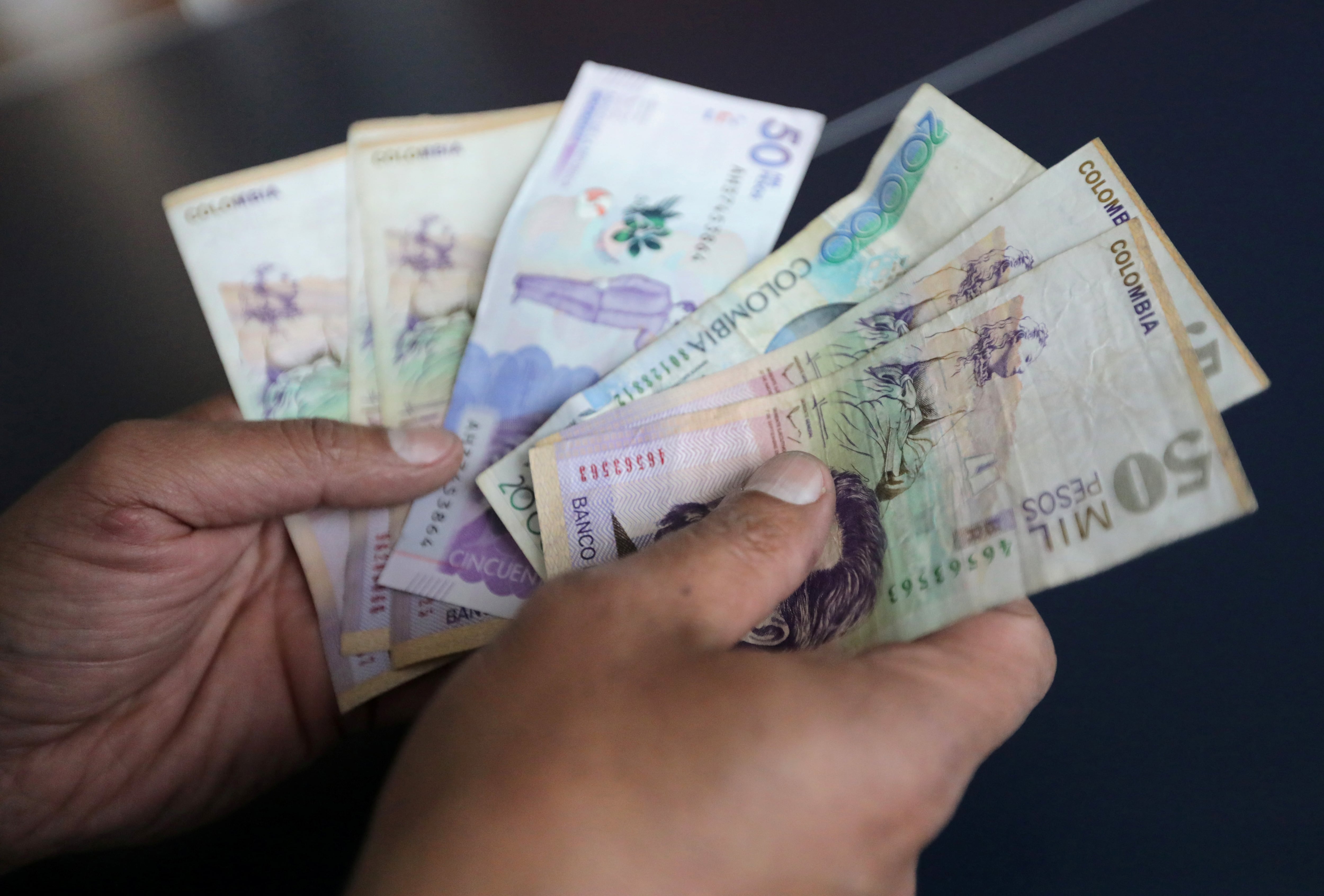 La Fundación Santo Domingo, Valorem y sus empresas vinculadas, donarán $100.000 millones para atender a las personas afectadas por el sismo - crédito Luisa González/Reuters