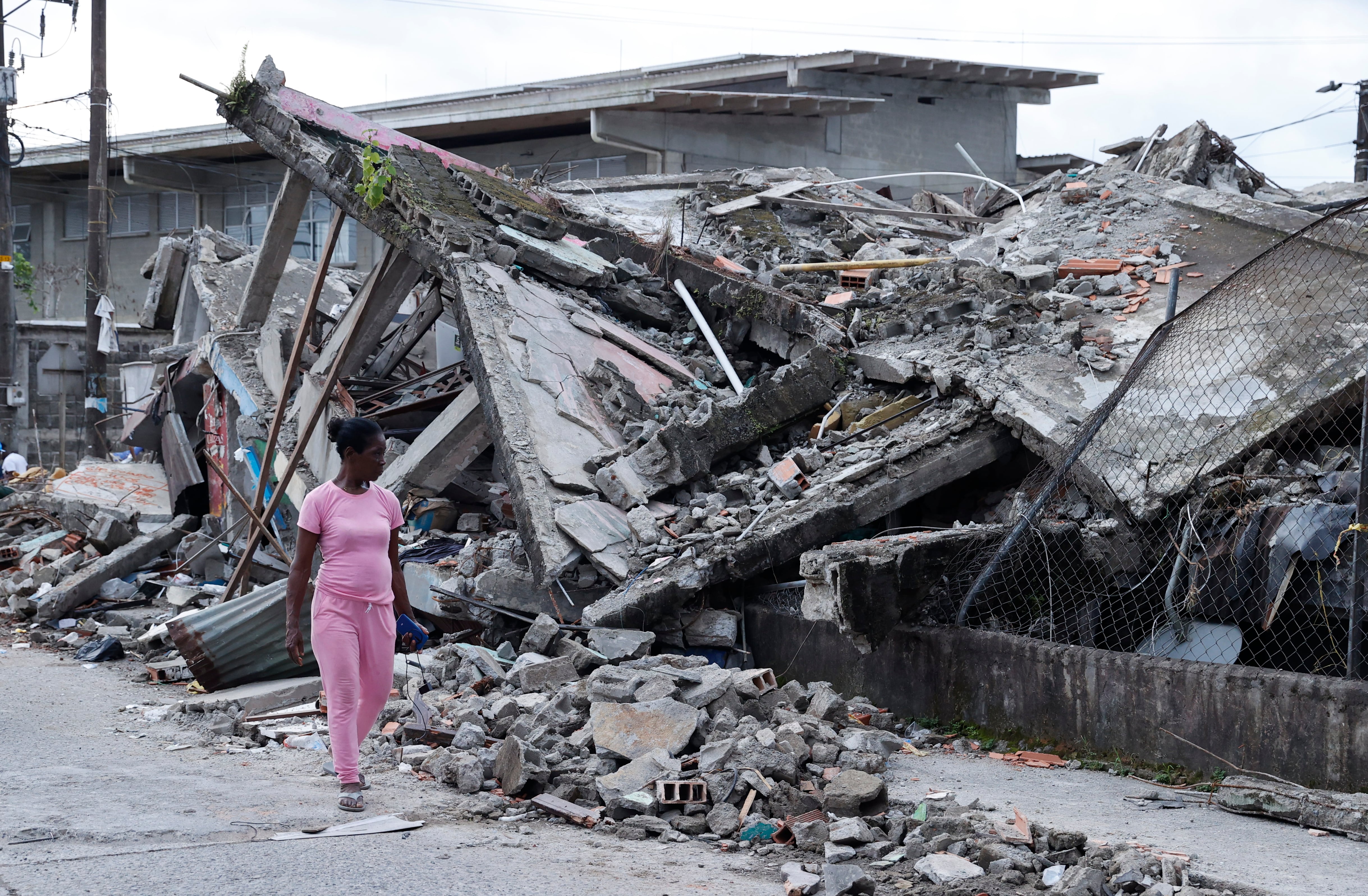 Al Chocó llegarán 12 camiones llenos de ayudas humanitarias que incluyen alimentación, kits de aseo y kits nocturnos - crédito Mauricio Dueñas Castañeda/EFE