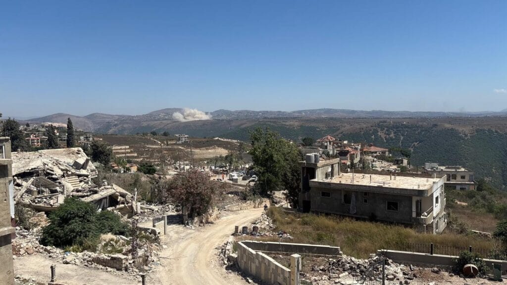 La localidad libanesa de Zawtar el Gharbiyeh. De fondo, una detonación israelí contra los territorios limítrofes que tiene bajo ocupación.