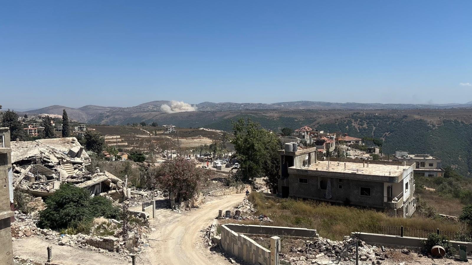 La localidad libanesa de Zawtar el Gharbiyeh. De fondo, una detonación israelí contra los territorios limítrofes que tiene bajo ocupación.