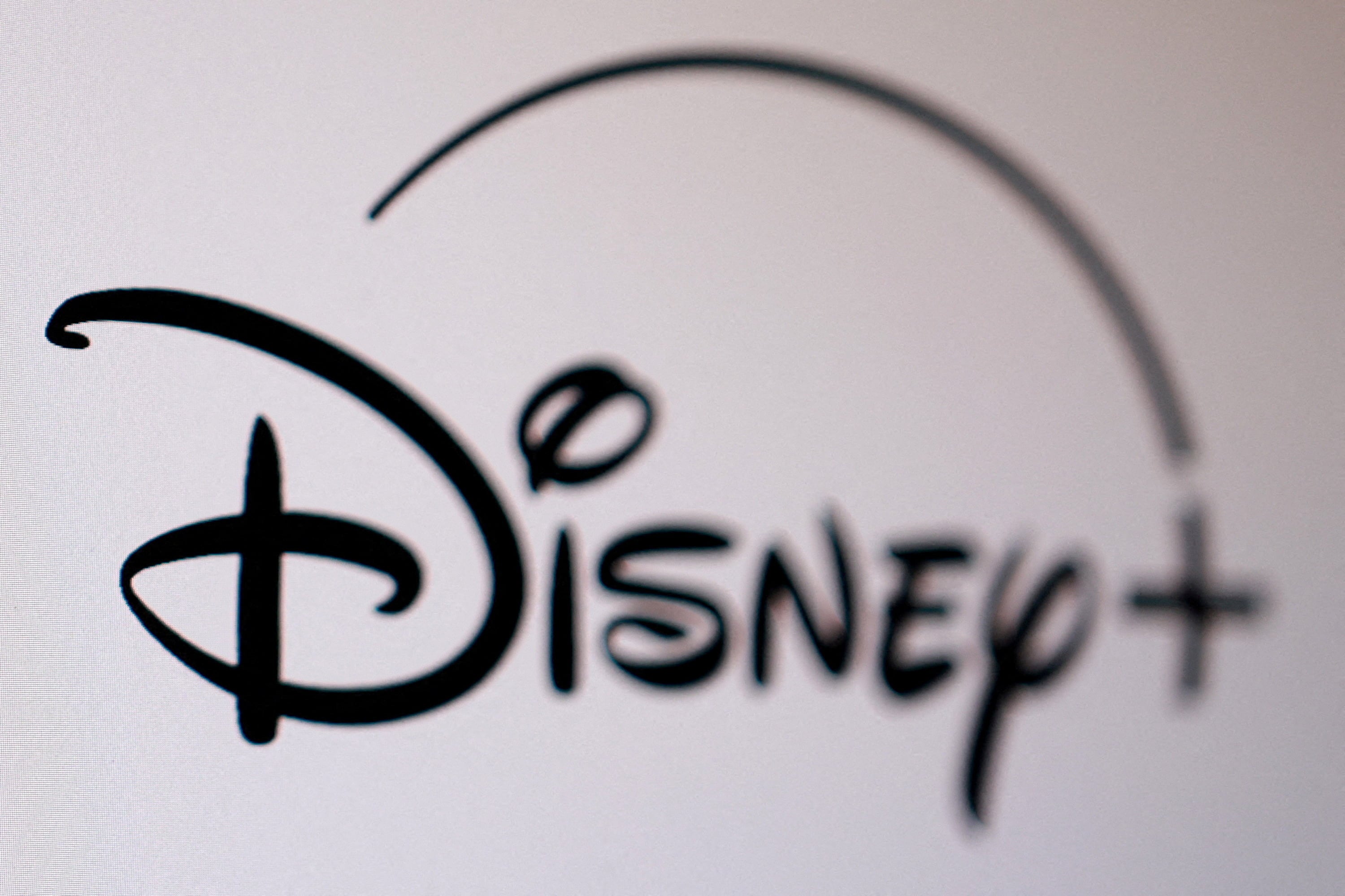 Disney solicitó una orden de restricción temporal para suspender de inmediato la revisión de la FCC, mientras el organismo defendió su actuación en nombre del interés público (REUTERS/Dado Ruvic/Illustration/File Photo)