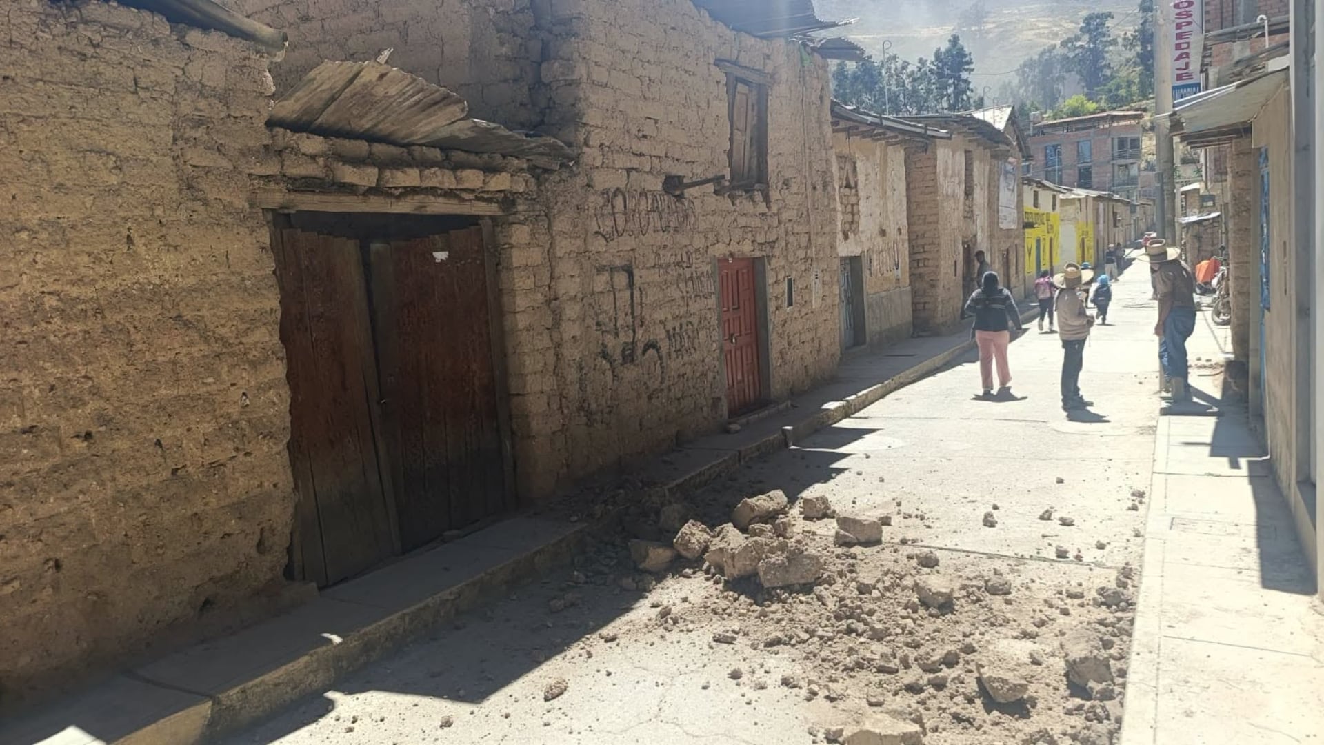 Una calle de Coracora presenta escombros de adobe desprendidos de las viviendas tras los sismos registrados en la región de Ayacucho.