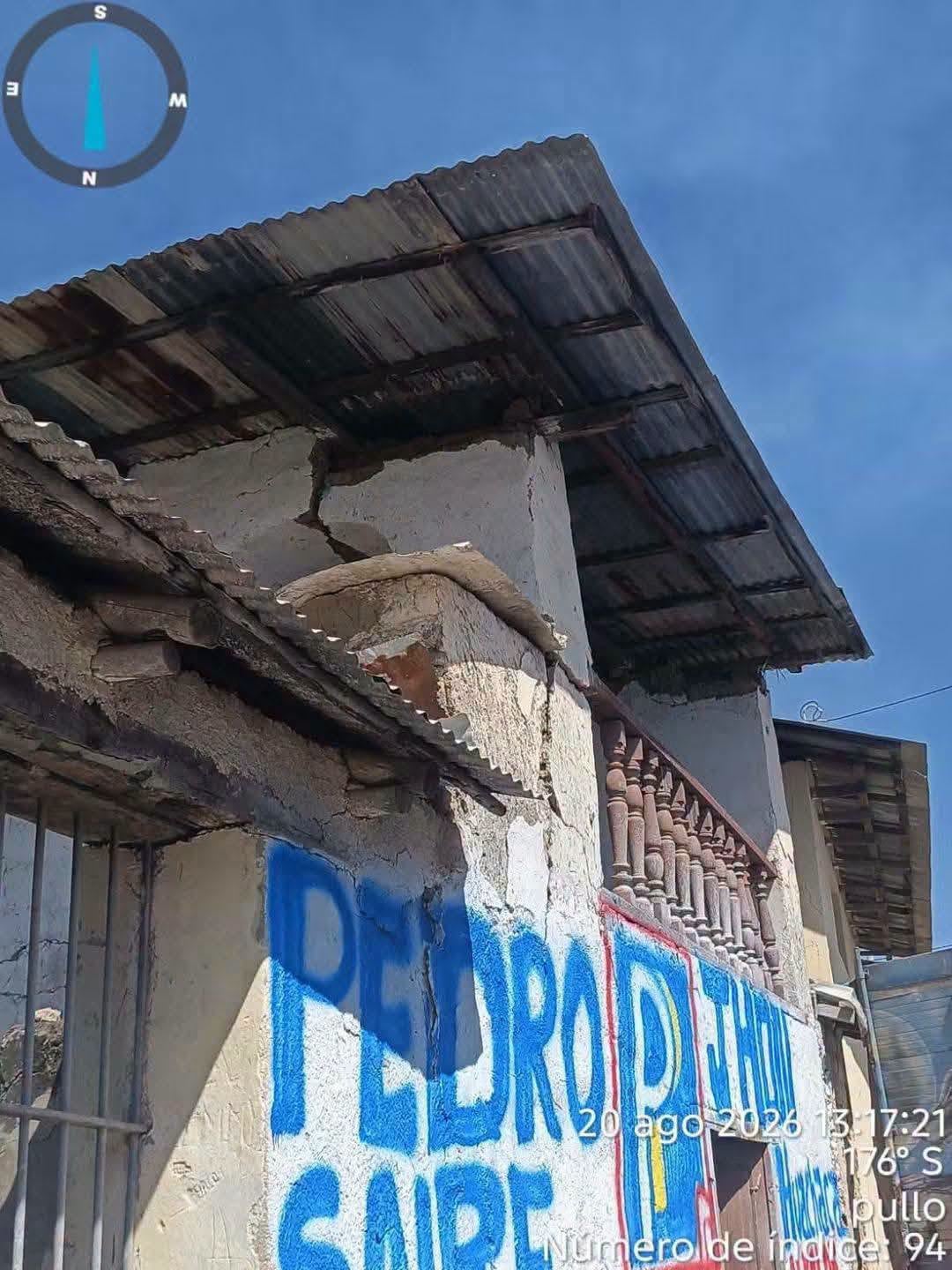 Una vivienda de Pullo, Ayacucho, muestra rajaduras en sus paredes y un derrumbe parcial en su estructura tras el terremoto de magnitud 7.2.