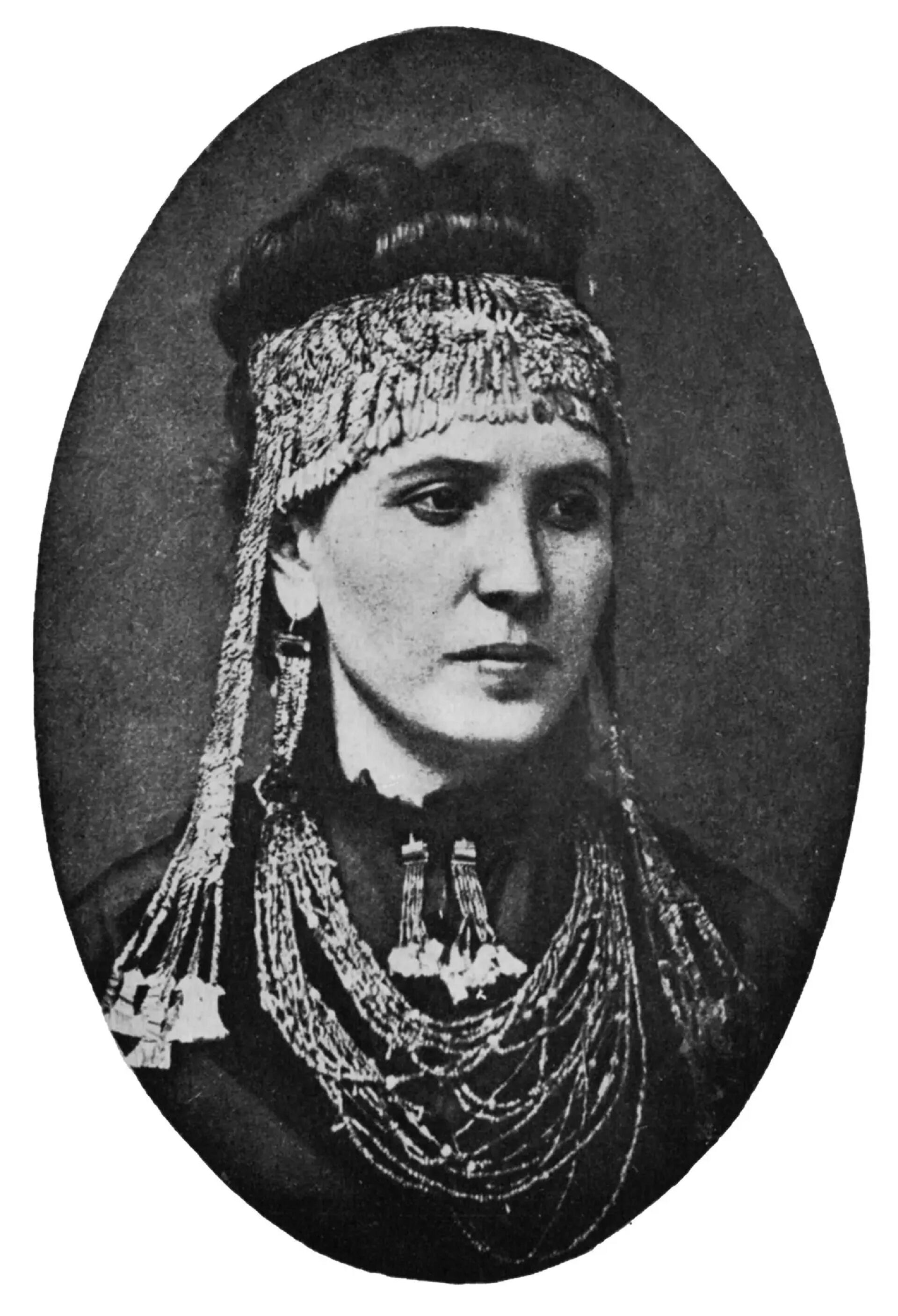 Schliemann hizo que su esposa, Sophia, posara como Helena de Troya luciendo algunas de las joyas que encontró en Hisarlik (Trojanischer Alterhumer, Leipzig, 1874 / The New York Times)