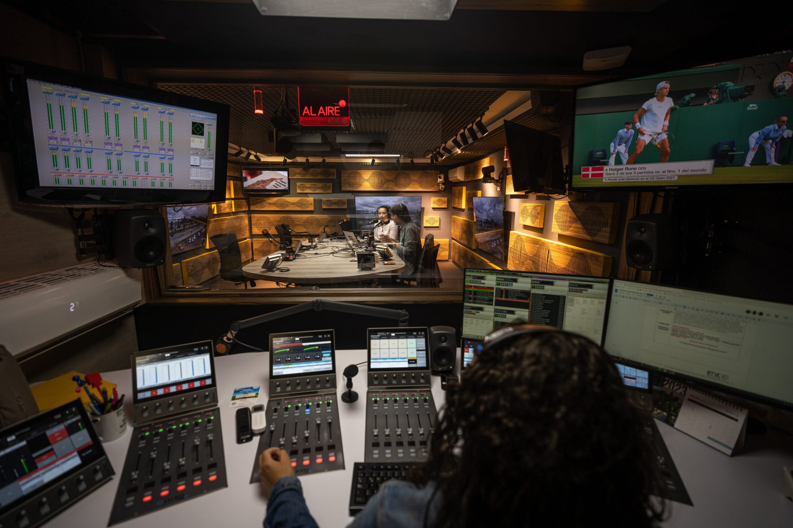 Sala de grabación de Radio Nacional en las instalaciones de RTVC en Bogotá, en julio de 2023.