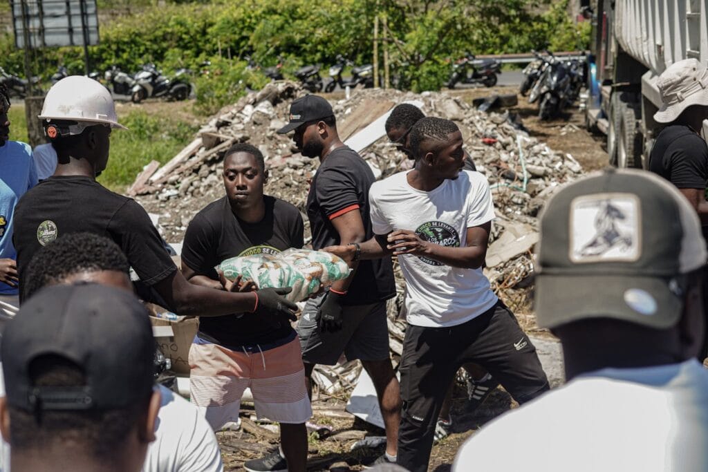 Los Bárbaros, un grupo de al menos 200 jóvenes voluntarios que ayudan tras el terremoto, en Quibdó, Chocó (Colombia).