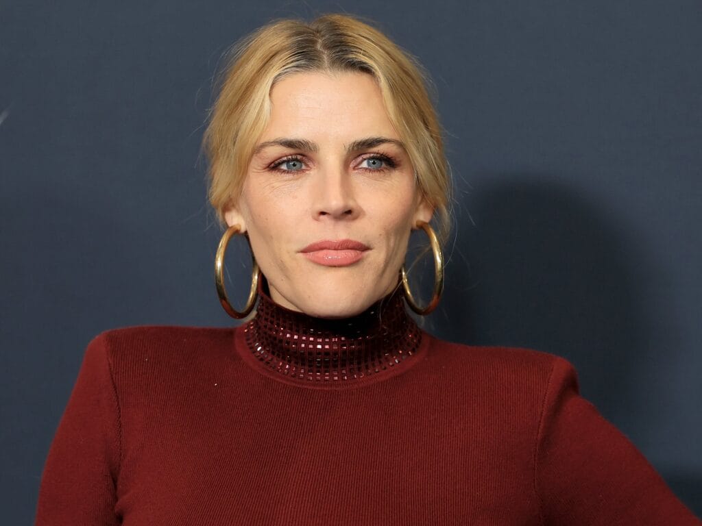 La actriz Busy Phillips revela que se ha sometido a dos cirugías para tratar un tumor cerebral