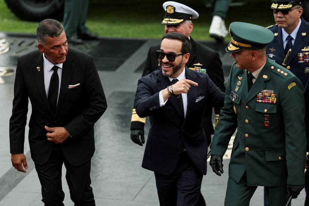 De la Espriella posesiona una nueva cúpula militar que llevó a la salida de 26 generales