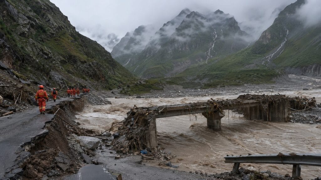 El alud glaciar deja 160 muertos y cientos de desaparecidos entre Nepal y China