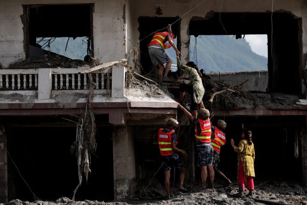 El riesgo de una segunda riada amenaza Nepal y Tíbet tras una catástrofe que deja ya al menos 478 muertos