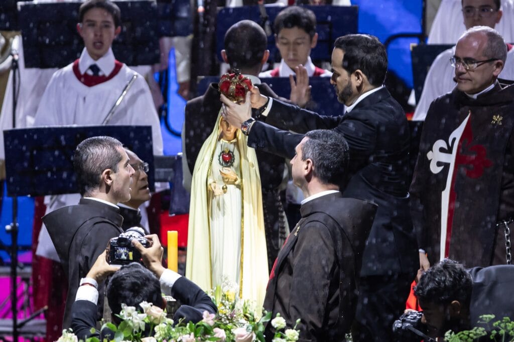 Abelardo de la Espriella corona a la virgen de Fátima, en Bogotá, este viernes.